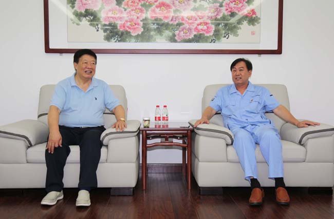 省工業(yè)經(jīng)濟(jì)聯(lián)合會(huì)副會(huì)長(zhǎng)郭根發(fā)一行到萬基控股集團(tuán)調(diào)研